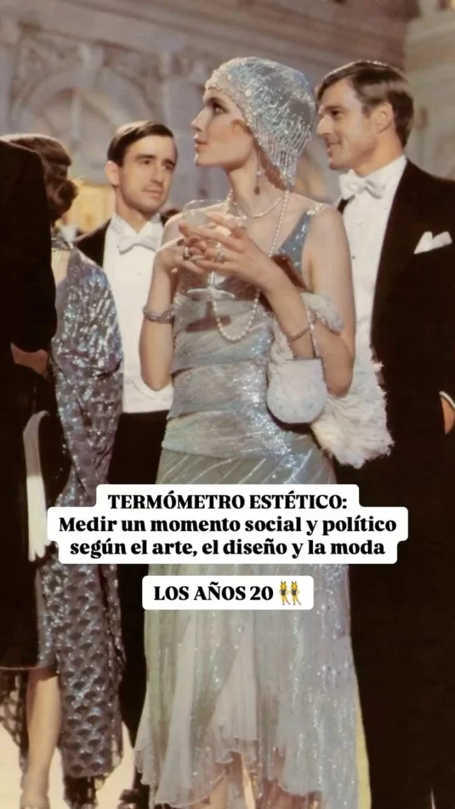 ¿Has pensado alguna vez que el arte, la moda y la estética de cada época son un auténtico termómetro social y político? Sólo hay que fijarse en el diseño del momento para entender el mensaje político que hay detrás. Aquí un ejemplo con los maravillosos años 20 👯‍♀️

#estética #moda #años20 #20s #flappers #locosaños20 #entreguerras #jazz #swing #vanguardiasartísticas #vanguardiashistóricas #historiadelarte #feminismo #liberaciónfemenina #sigloxx #historia #historiacontemporanea