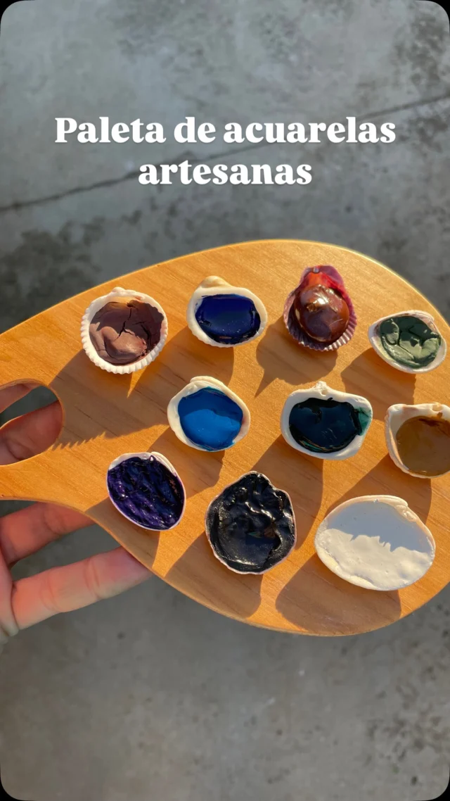 He hecho una paleta de acuarelas para mi géminis favorita @sofiperoto ❤️‍🔥 

Los dos ocres oscuros los he hecho yo desde cero, recogidos directamente de una veta de ocre. El resto los he comprado en Ámsterdam. Estoy bastante contenta con el resultado de mis ocres, porque me han parecido incluso más pigmentantes que los de tienda 🤩 El proceso de hacerlos ha sido totalmente artesano, por suspensión en agua y dejando que se evapore hasta que solo quedan las partículas más finas. Por fin le he dado uso a las conchitas recogidas en la playa durante años 🐚😁

La paleta es de una tabla de madera que tenía en casa. Los aglutinantes goma arábiga (que se ha secado mucho y muy rápido) y agua miel. He usado dos tipos de miel y las dos han sido súper humectantes, hasta el punto de que no se han secado después de días. No sé si habría que combinar un poquito de ambas para conseguir el punto medio 🤔

#pintura #acuarelas #acuarelasartesanales #pigmentos #aglutinante #ocre #hechoamano #pinturaartesanal #experimentoscaseros #diy #colors #ochre #azulcobalto #ocreamarillo  #terraverde #blancodezinc #russiangreen #ercolanoblue #chalkviolet #tierranegra #materialesartisticos